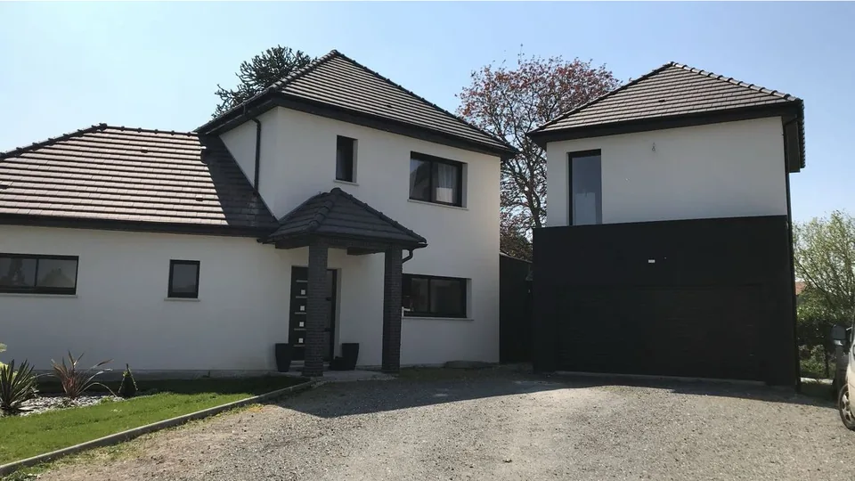 Façades claires et anthracite d’une maison réalisée par PRN